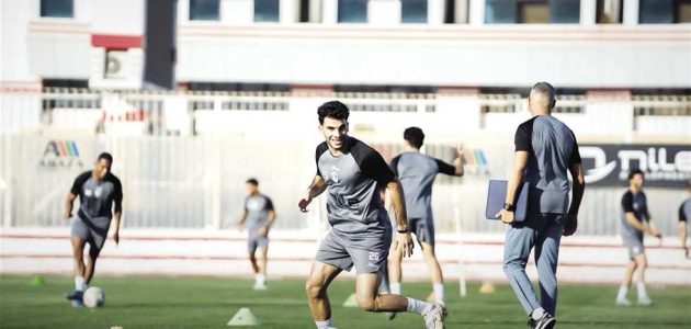 أحمد مجدي يعقد جلسة مع لاعبي الزمالك قبل مواجهة المصري