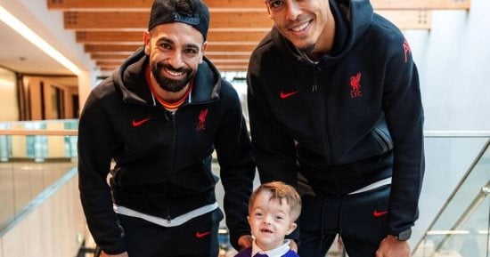 محمد صلاح وفان دايك يفاجئان طفلا مصابا بمتلازمة وولف هيرشهورن.. فيديو