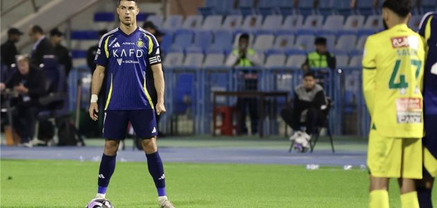 رونالدو يقود النصر لفوز مثير على الخليج بثلاثية في الدوري السعودي