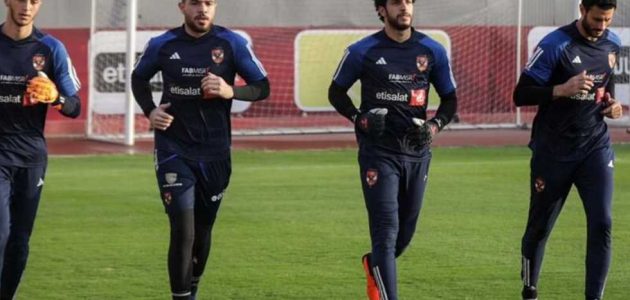 الزمالك وبيراميدز يترقبان موقف نجم الأهلي.. أحمد حسن يكشف